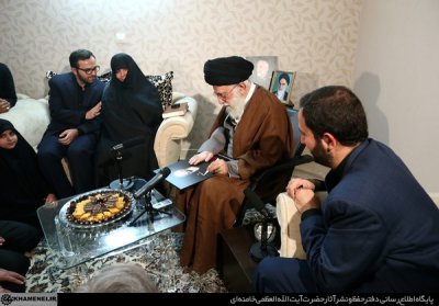 رهبر انقلاب در منزل شهید همدانی: خدا باب شهادت را برای بندگان خالصش باز گذاشته است